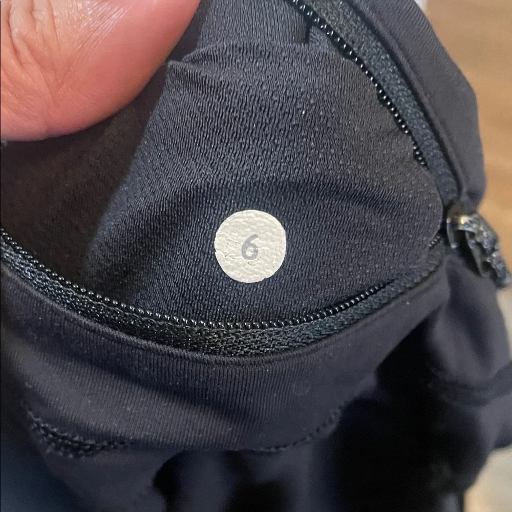 Lululemon Hot Yoga Running size 6 Zippers, pockets, Cropped Leggings